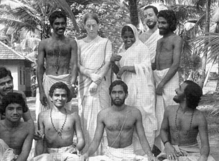 Amma-with-early-disciples.jpg