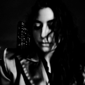 伝統と現代、東洋と西洋の音楽を融合させ、深い感情と哲学的なテーマを探求...アルージ・アフタブ