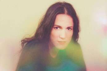 古典のリリック＝深み＋未来のリズム＝振動...クララ・イゼ、夜の海を揺らす波＝呼吸